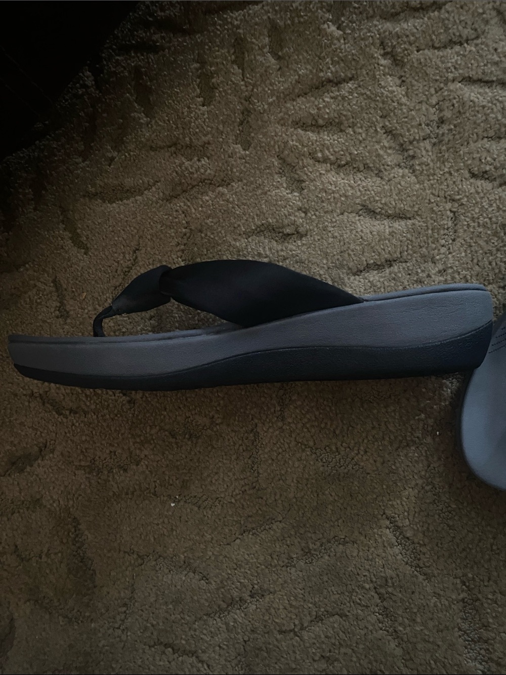 Clark’s Cloud Stepper Black and Gray Cushioned Thong Sandals - Picture 5 of 5